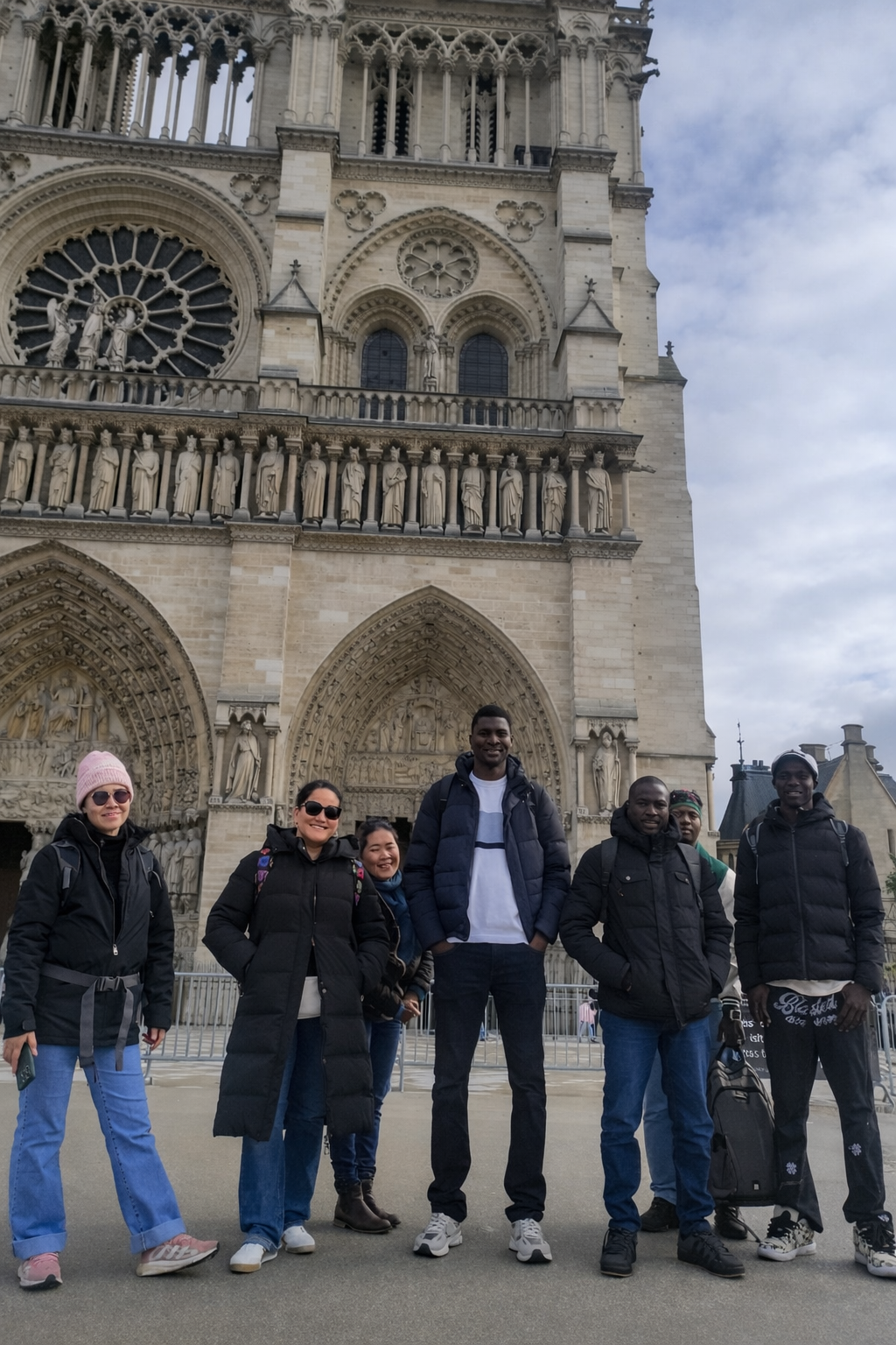 Participants devant Notre-Dame de Paris