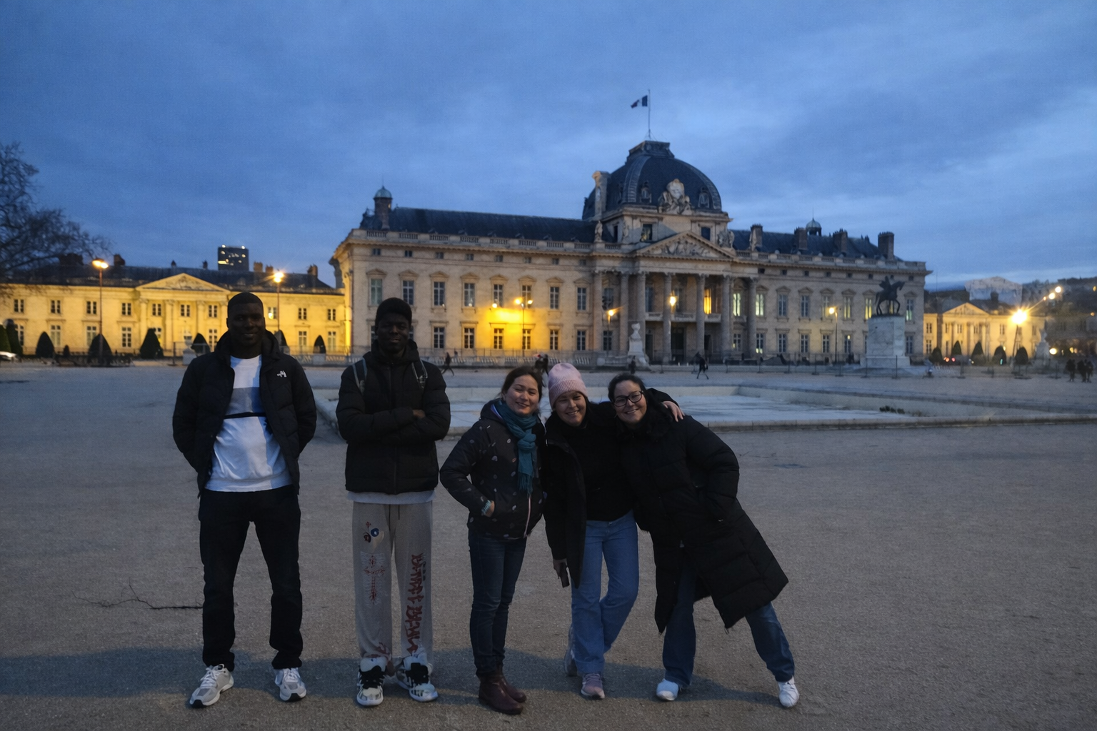 Participants devant l'École Militaire à Paris