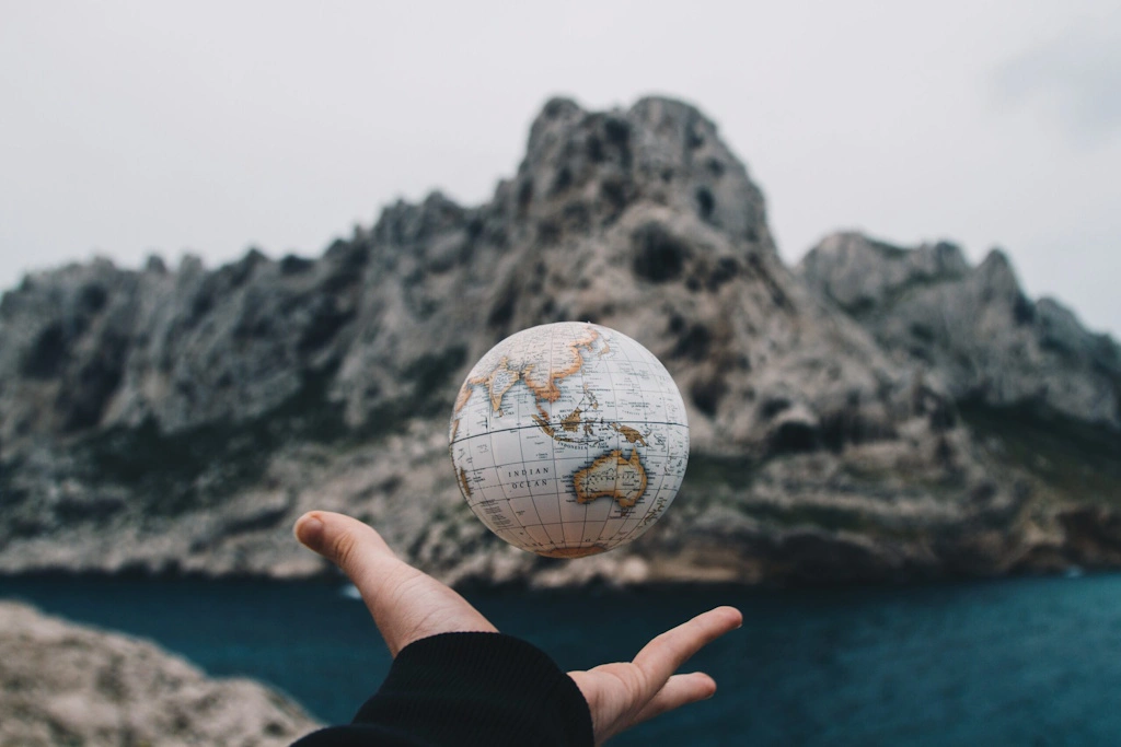 image main lancant un globe