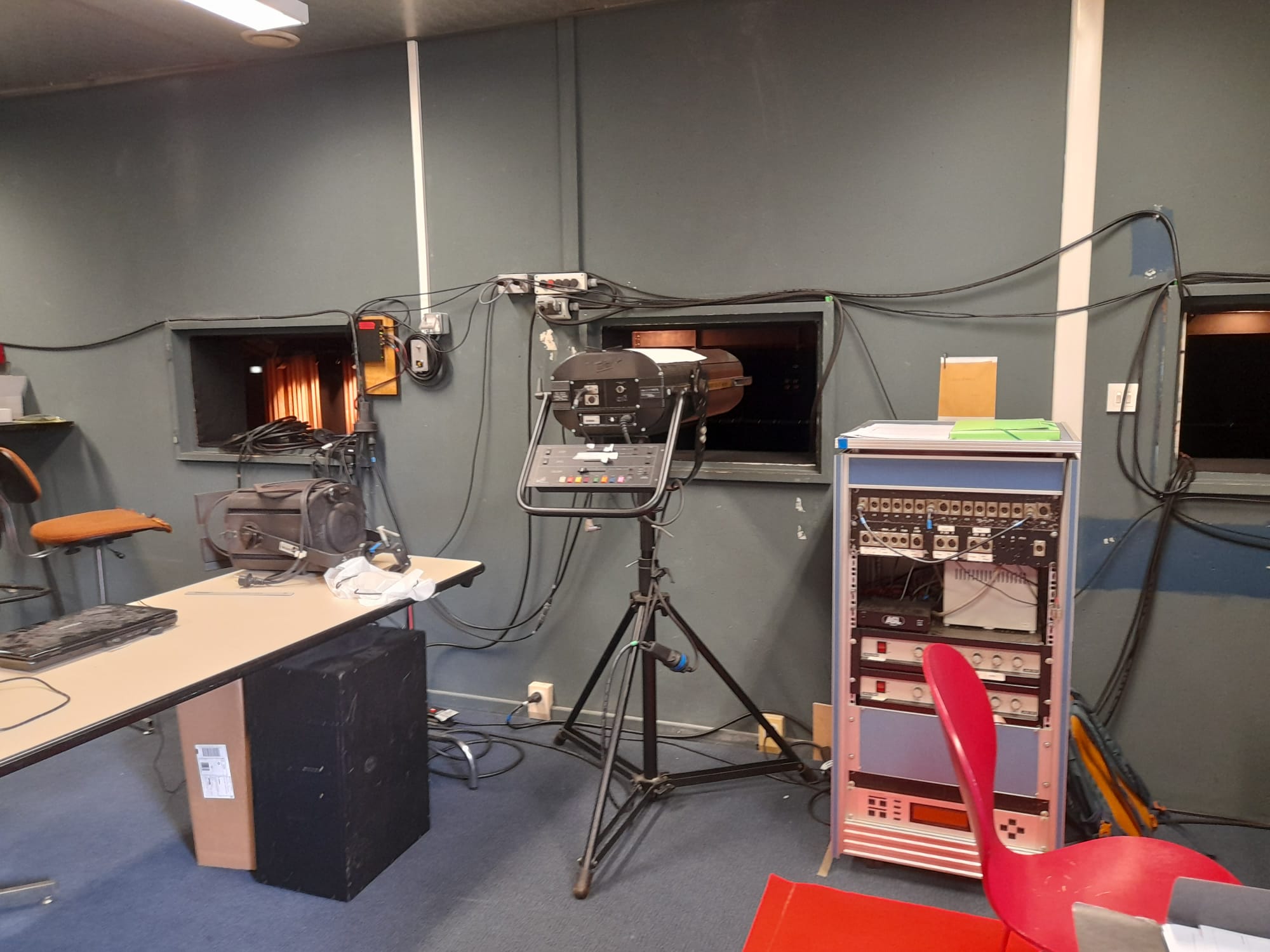 Coulisses de la salle de spectacle Le Cargo