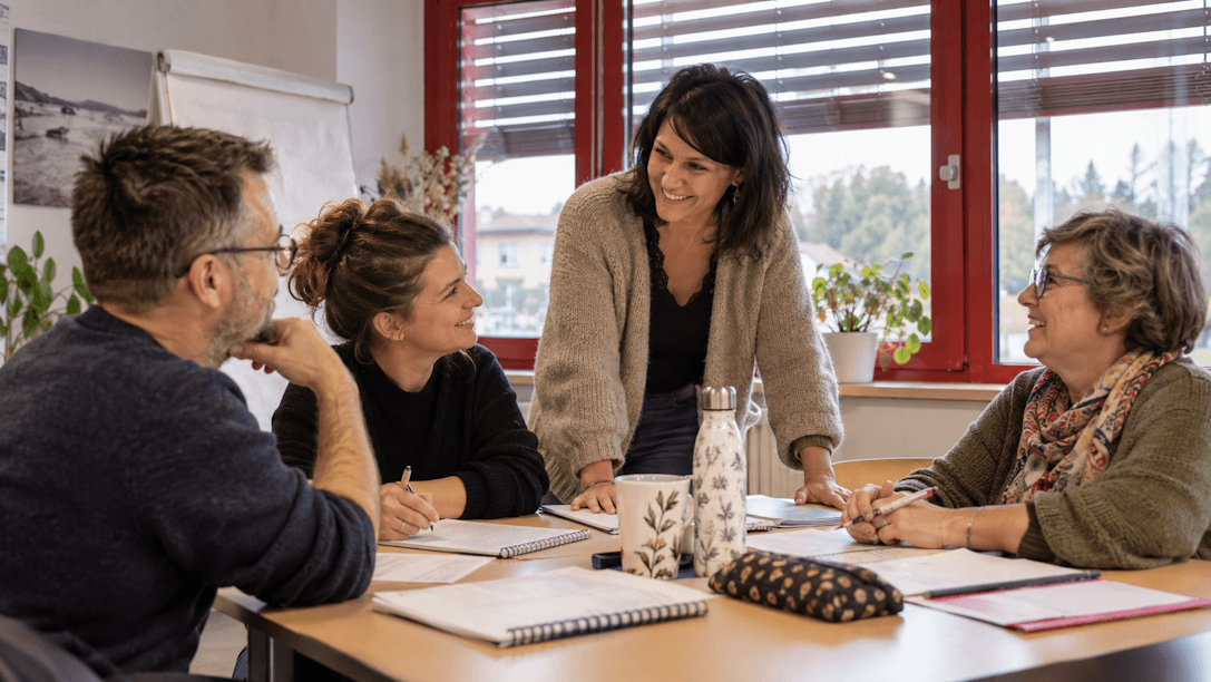 Échange entre formateurs et apprenants dans les locaux d’EnVol