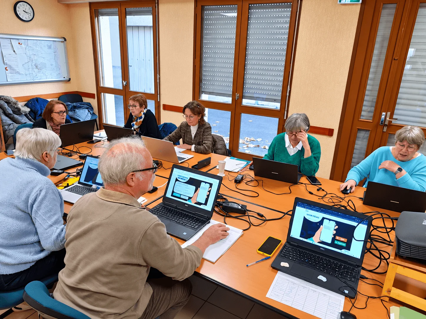 Atelier de découverte du numérique pour des seniors organisé par EnVol